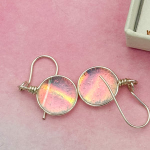 Boucles d'oreilles pendantes en verre dichroïque transparent rouge