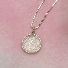 Charger l&#39;image dans la galerie, Collier Pendentif transparent argenté en verre dichroïque - technique Murano
