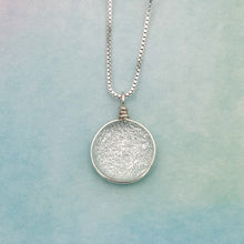 Charger l&#39;image dans la galerie, Collier Pendentif transparent argenté en verre dichroïque - technique Murano
