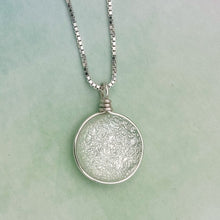 Charger l&#39;image dans la galerie, Collier Pendentif transparent argenté en verre dichroïque - technique Murano
