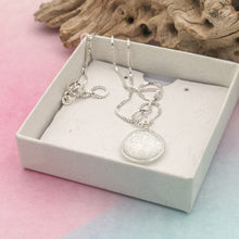 Charger l&#39;image dans la galerie, Collier Pendentif transparent argenté en verre dichroïque - technique Murano
