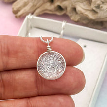 Charger l&#39;image dans la galerie, Collier Pendentif transparent argenté en verre dichroïque - technique Murano
