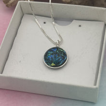Charger l&#39;image dans la galerie, Collier Pendentif en verre dichroïque noir bleu et vert - technique Murano
