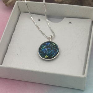 Collier Pendentif en verre dichroïque noir bleu et vert - technique Murano