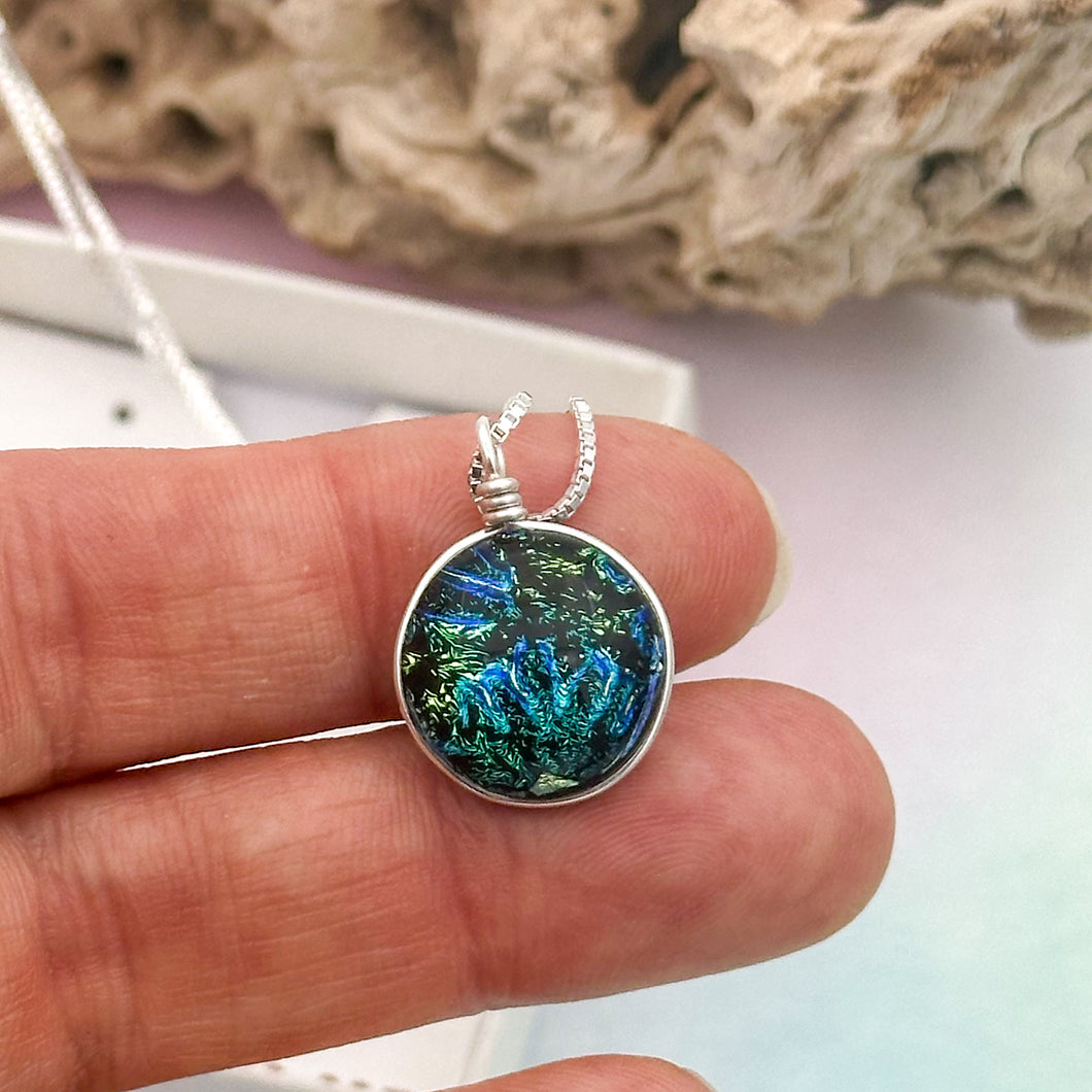 Collier Pendentif en verre dichroïque noir bleu et vert - technique Murano