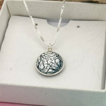 Charger l&#39;image dans la galerie, Collier Pendentif en verre dichroïque noir argent- technique Murano
