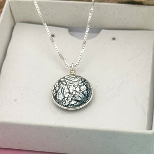 Collier Pendentif en verre dichroïque noir argent- technique Murano