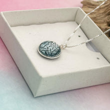 Charger l&#39;image dans la galerie, Collier Pendentif en verre dichroïque noir argent- technique Murano
