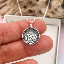 Charger l&#39;image dans la galerie, Collier Pendentif en verre dichroïque noir argent- technique Murano

