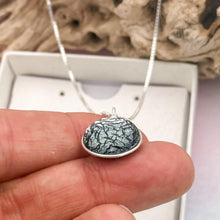 Charger l&#39;image dans la galerie, Collier Pendentif en verre dichroïque noir argent- technique Murano
