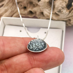 Collier Pendentif en verre dichroïque noir argent- technique Murano