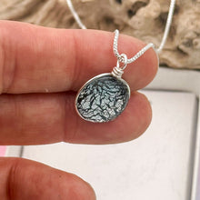 Charger l&#39;image dans la galerie, Collier Pendentif en verre dichroïque noir argent- technique Murano
