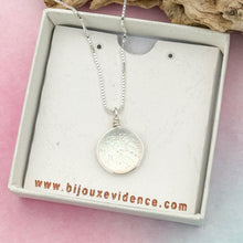Charger l&#39;image dans la galerie, Collier Pendentif transparent pailleté reflets bleu - technique Murano

