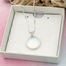 Charger l&#39;image dans la galerie, Collier Pendentif transparent pailleté reflets bleu - technique Murano
