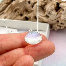 Charger l&#39;image dans la galerie, Collier Pendentif transparent pailleté reflets bleu - technique Murano
