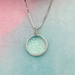 Collier Pendentif transparent pailleté reflets bleu - technique Murano