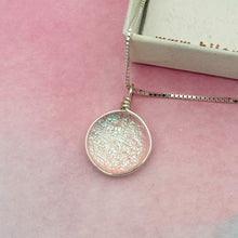Charger l&#39;image dans la galerie, Collier Pendentif transparent pailleté reflets bleu - technique Murano
