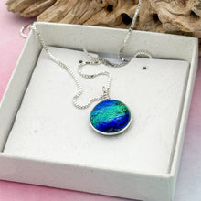 Charger l&#39;image dans la galerie, Collier Pendentif zébré bleu vert or - technique Murano
