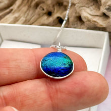 Charger l&#39;image dans la galerie, Collier Pendentif zébré bleu vert or - technique Murano

