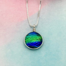 Charger l&#39;image dans la galerie, Collier Pendentif zébré bleu vert or - technique Murano
