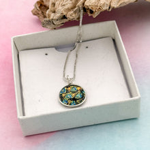 Charger l&#39;image dans la galerie, Collier Pendentif en verre de Murano martelé couleurs chaudes
