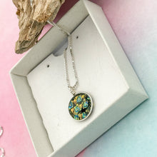 Charger l&#39;image dans la galerie, Collier Pendentif en verre de Murano martelé couleurs chaudes
