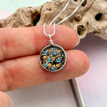 Charger l&#39;image dans la galerie, Collier Pendentif en verre de Murano martelé couleurs chaudes
