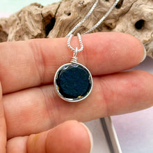 Charger l&#39;image dans la galerie, Collier Pendentif en verre de Murano martelé couleurs chaudes
