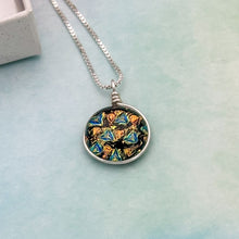 Charger l&#39;image dans la galerie, Collier Pendentif en verre de Murano martelé couleurs chaudes
