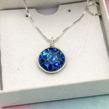 Charger l&#39;image dans la galerie, Collier Pendentif en verre de Murano dichroïque bleu
