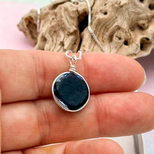 Charger l&#39;image dans la galerie, Collier Pendentif en verre de Murano dichroïque bleu
