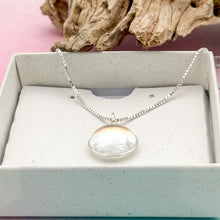 Charger l&#39;image dans la galerie, Collier Pendentif en verre de Murano dichroïque transparent rouge
