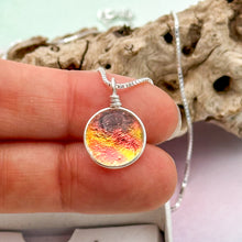 Charger l&#39;image dans la galerie, Collier Pendentif en verre de Murano dichroïque transparent rouge

