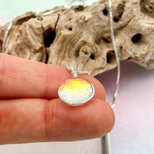 Charger l&#39;image dans la galerie, Collier Pendentif en verre de Murano dichroïque transparent rouge
