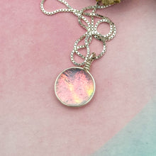Charger l&#39;image dans la galerie, Collier Pendentif en verre de Murano dichroïque transparent rouge
