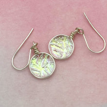 Charger l&#39;image dans la galerie, Boucles d&#39;oreilles transparente reflet vert or en verre dichroique - technique Murano

