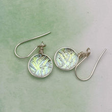 Charger l&#39;image dans la galerie, Boucles d&#39;oreilles transparente reflet vert or en verre dichroique - technique Murano
