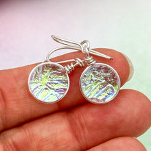 Charger l&#39;image dans la galerie, Boucles d&#39;oreilles transparente reflet vert or en verre dichroique - technique Murano
