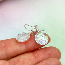 Charger l&#39;image dans la galerie, Boucles d&#39;oreilles transparente reflet vert or en verre dichroique - technique Murano
