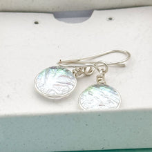 Charger l&#39;image dans la galerie, Boucles d&#39;oreilles transparente reflet vert or en verre dichroique - technique Murano
