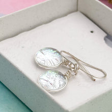 Charger l&#39;image dans la galerie, Boucles d&#39;oreilles transparente reflet vert or en verre dichroique - technique Murano
