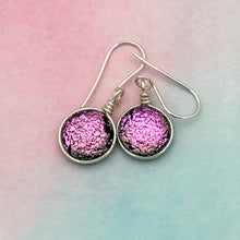Charger l&#39;image dans la galerie, Boucles d&#39;oreilles en verre dichroique rose - technique Murano
