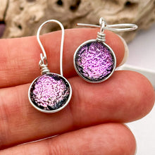 Charger l&#39;image dans la galerie, Boucles d&#39;oreilles en verre dichroique rose - technique Murano
