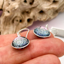 Charger l&#39;image dans la galerie, Boucles d&#39;oreilles en verre dichroique rose - technique Murano
