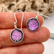 Charger l&#39;image dans la galerie, Boucles d&#39;oreilles en verre dichroique rose - technique Murano
