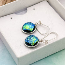 Charger l&#39;image dans la galerie, Boucles d&#39;oreilles en verre dichroique style scarabée - technique Murano
