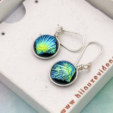 Charger l&#39;image dans la galerie, Boucles d&#39;oreilles en verre dichroique style scarabée - technique Murano
