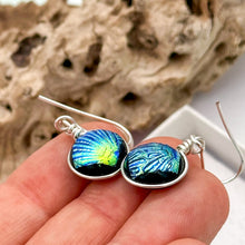 Charger l&#39;image dans la galerie, Boucles d&#39;oreilles en verre dichroique style scarabée - technique Murano
