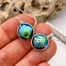 Charger l&#39;image dans la galerie, Boucles d&#39;oreilles en verre dichroique style scarabée - technique Murano

