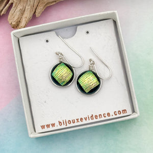 Boucles d'oreilles en verre dichroique striées or reflet vert - technique Murano